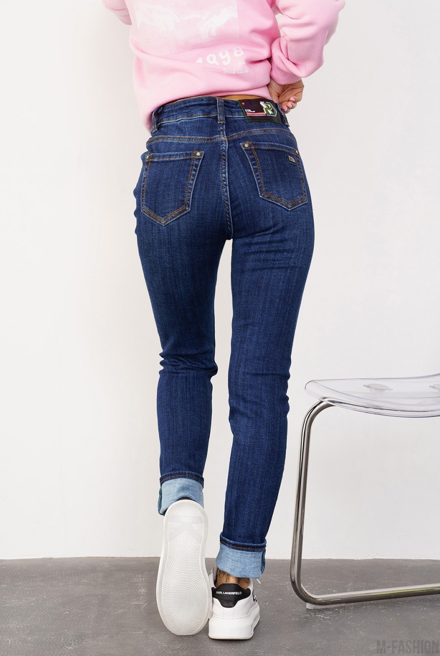 Синие стрейчевые джинсы на байке- Фото 3