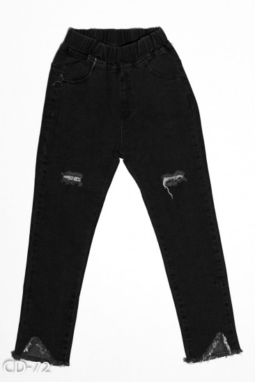 Черные джинсы с рваной перфорацией и бахромой по низу