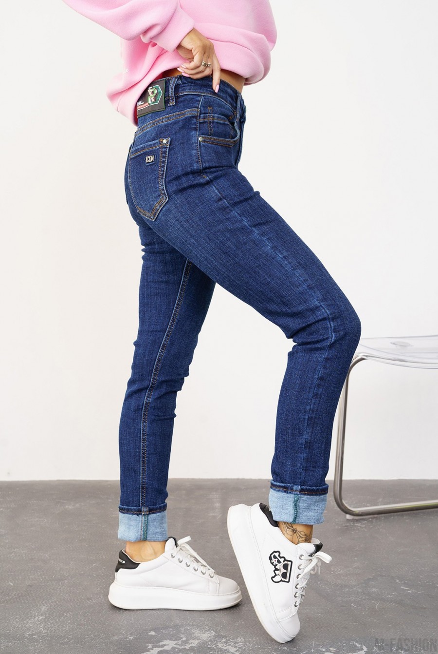 Синие стрейчевые джинсы на байке- Фото 2