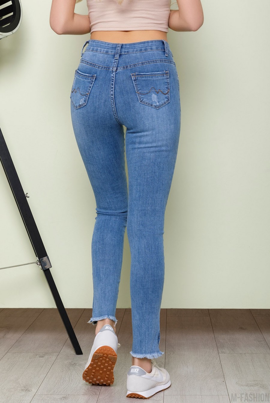 Синие джинсы с бахромой- Фото 3