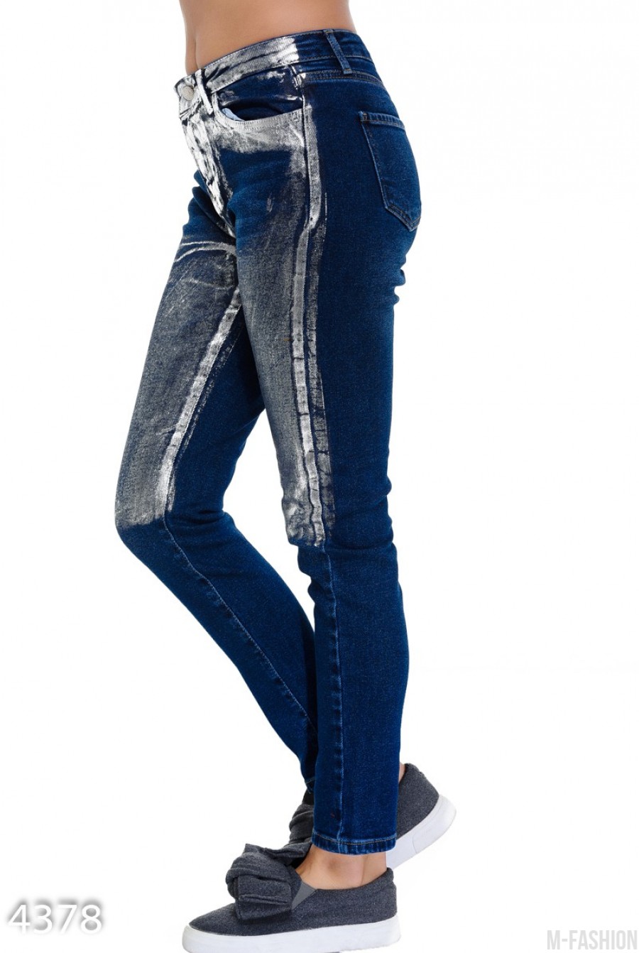 Синие классические джинсы покрытые до колен серебристой краской- Фото 2