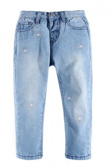 Голубые джинсы с потертостями и вышивкой