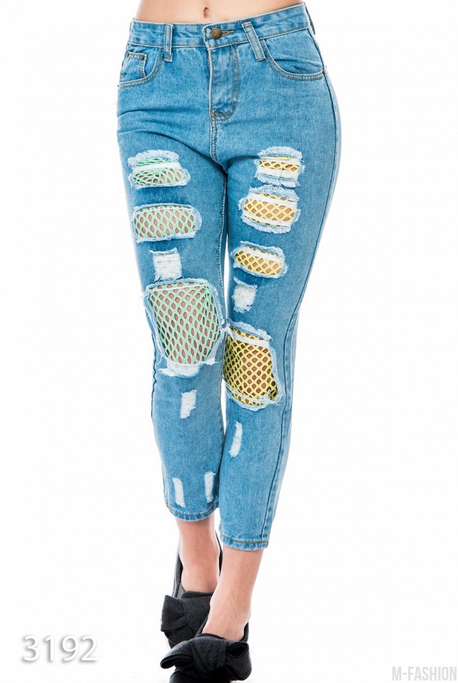 Рваные синие джинсы со вставками из цветной неоновой сетки - Фото 1