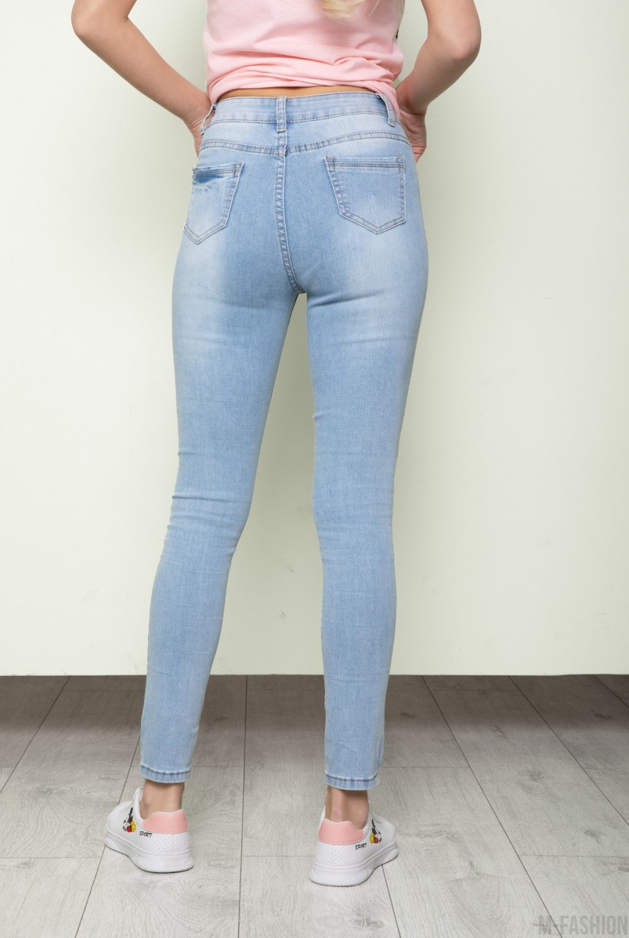 Голубые потертые джинсы скинни- Фото 3