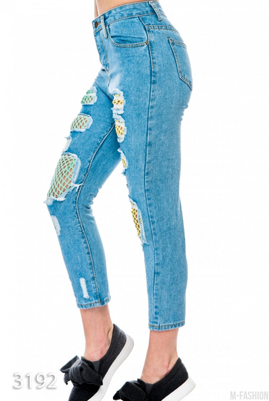 Рваные синие джинсы со вставками из цветной неоновой сетки- Фото 3