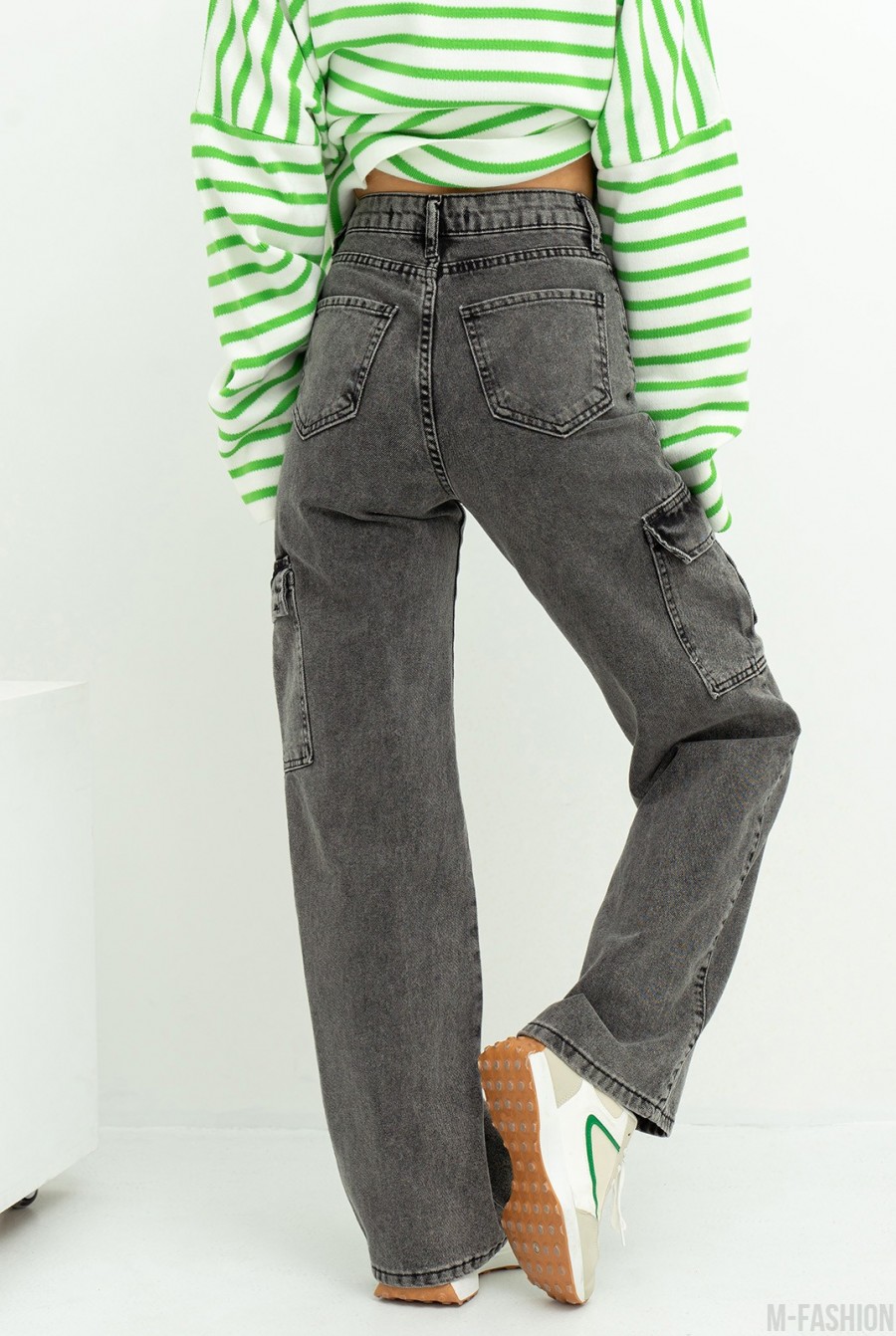 Серые широкие джинсы карго с карманами- Фото 3