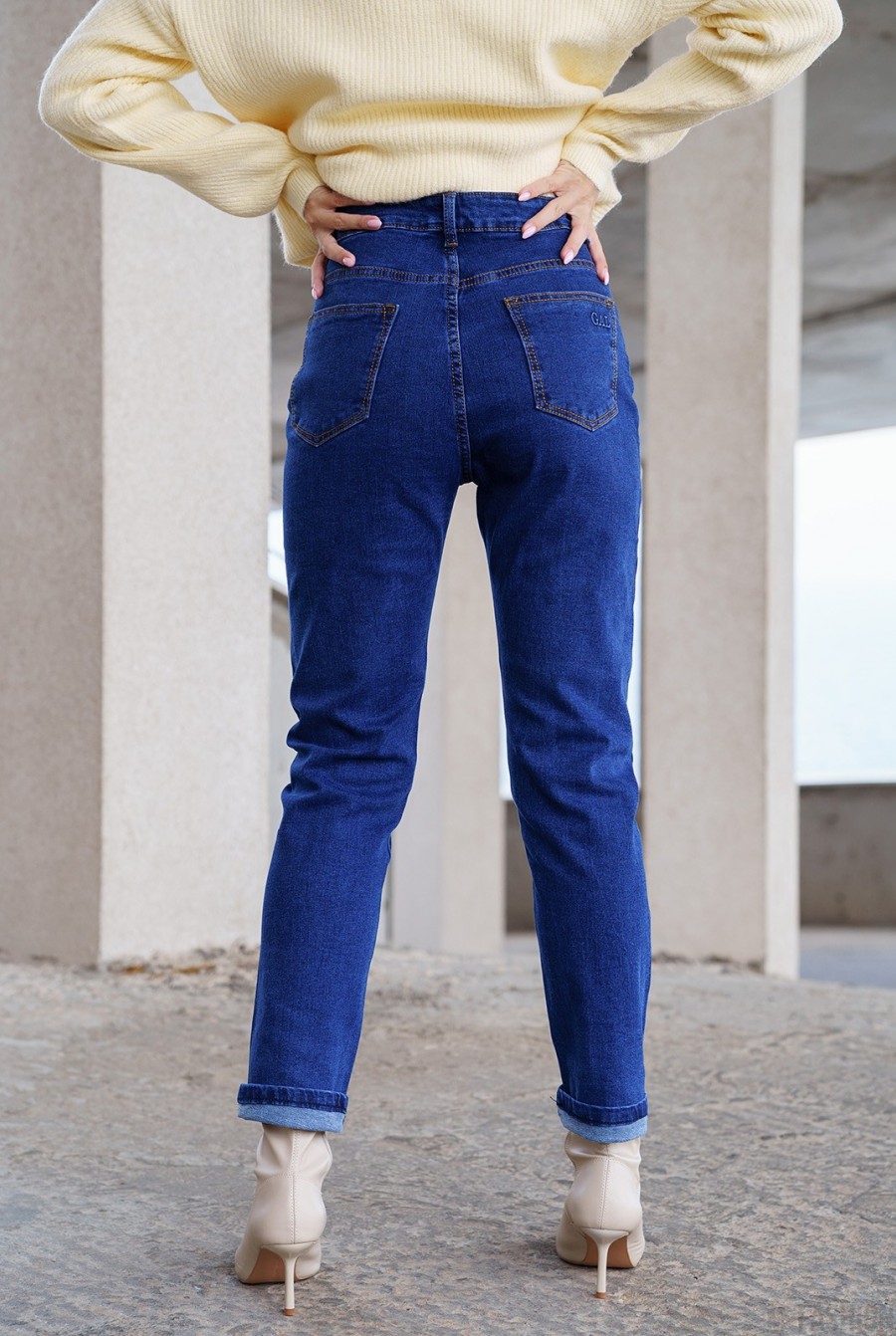 Синие классические джинсы на байке- Фото 3