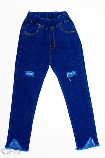Синие джинсы с рваной перфорацией и бахромой по низу