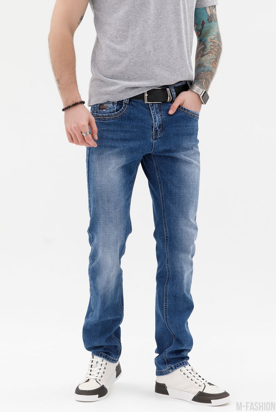 Синие классические джинсы с потертостями - Фото 1