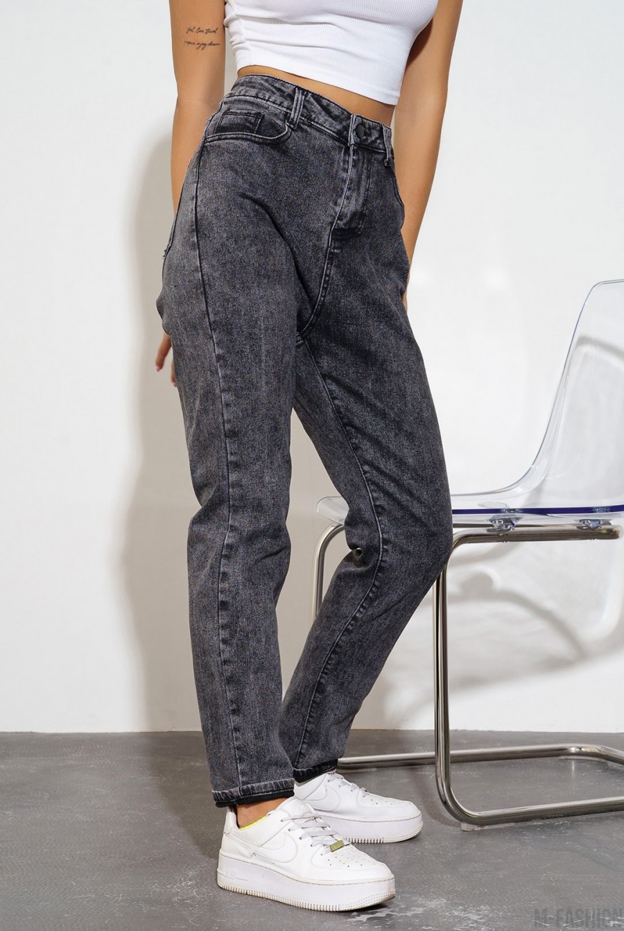 Серые потертые джинсы на байке- Фото 2