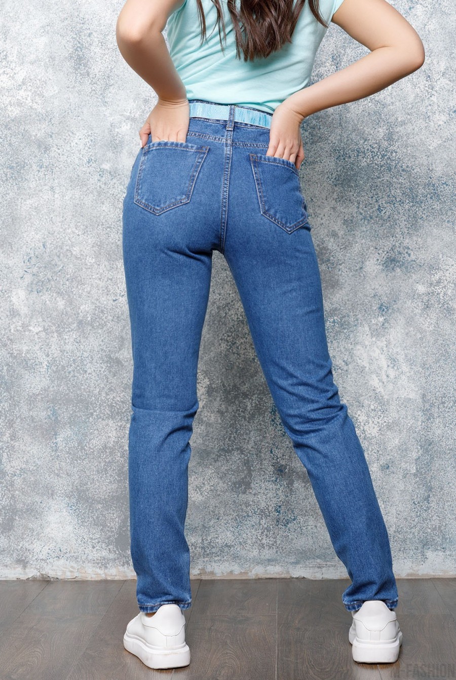 Синие джинсы с нашивкой- Фото 3