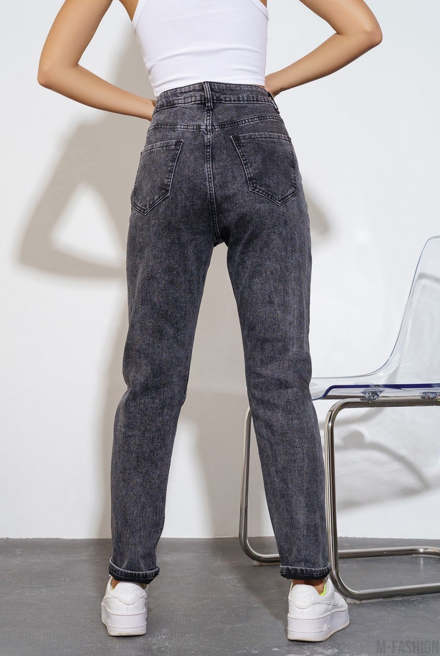 Серые потертые джинсы на байке- Фото 3