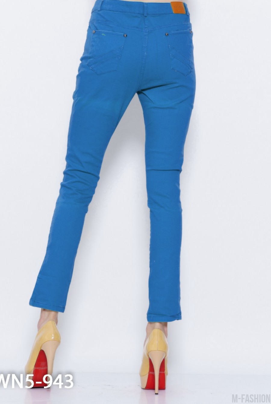Синие джинсы скинни с перфорацией и бахромой- Фото 3