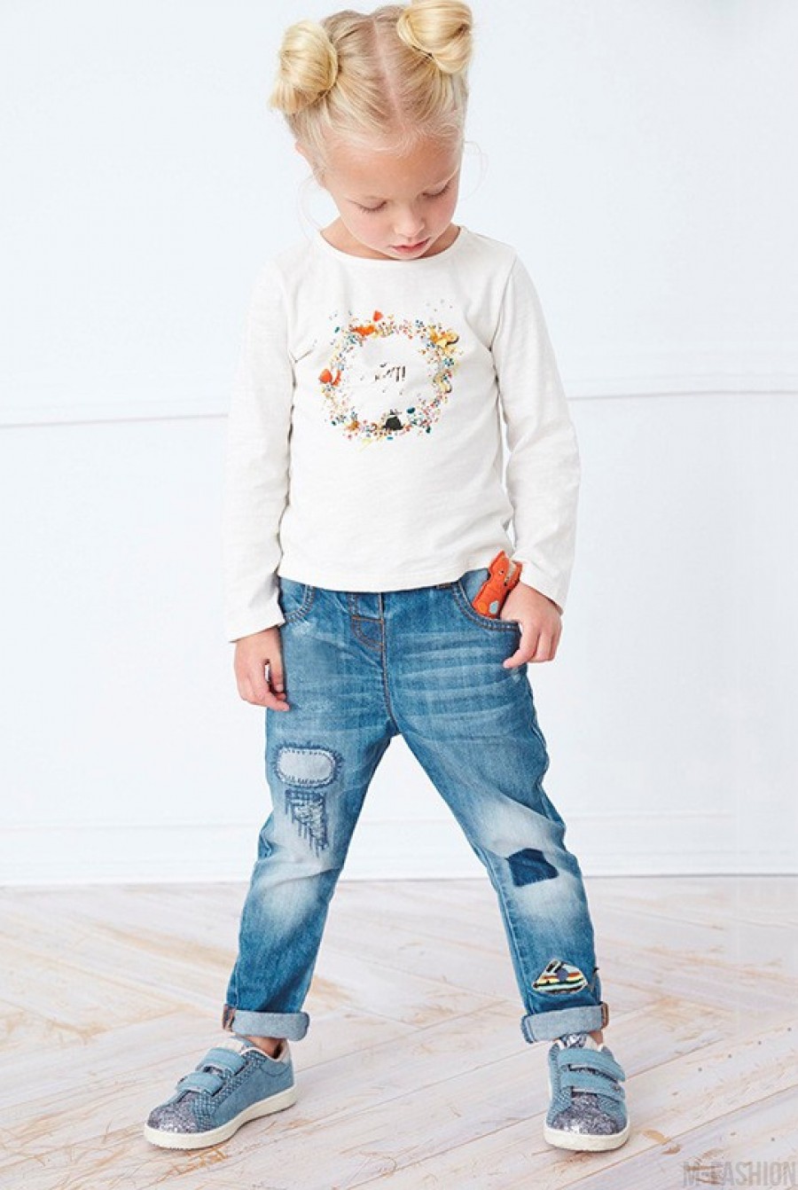 Модные джинсы "бойфренда" с заплатками и потертостями - Фото 1
