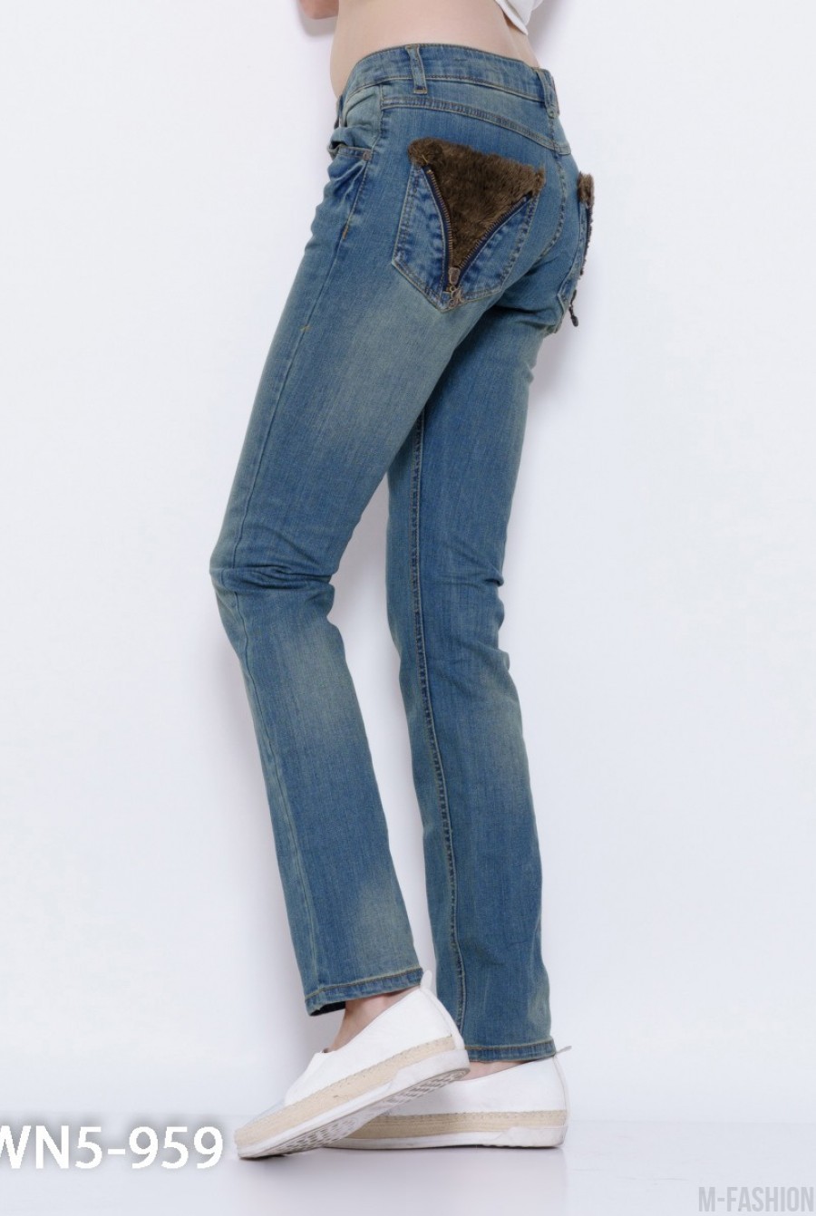 Синие потертые джинсы с аппликацией на карманах- Фото 3