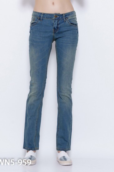Синие потертые джинсы с аппликацией на карманах