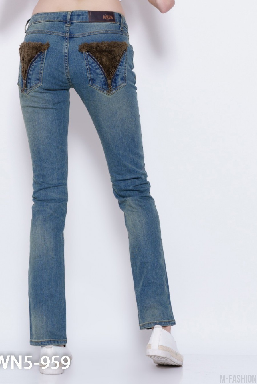 Синие потертые джинсы с аппликацией на карманах- Фото 5