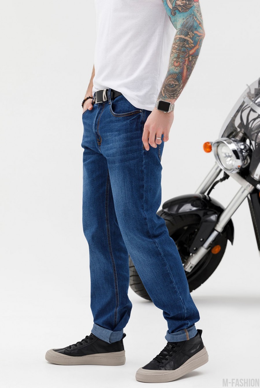 Синие классические джинсы с потертостями- Фото 2
