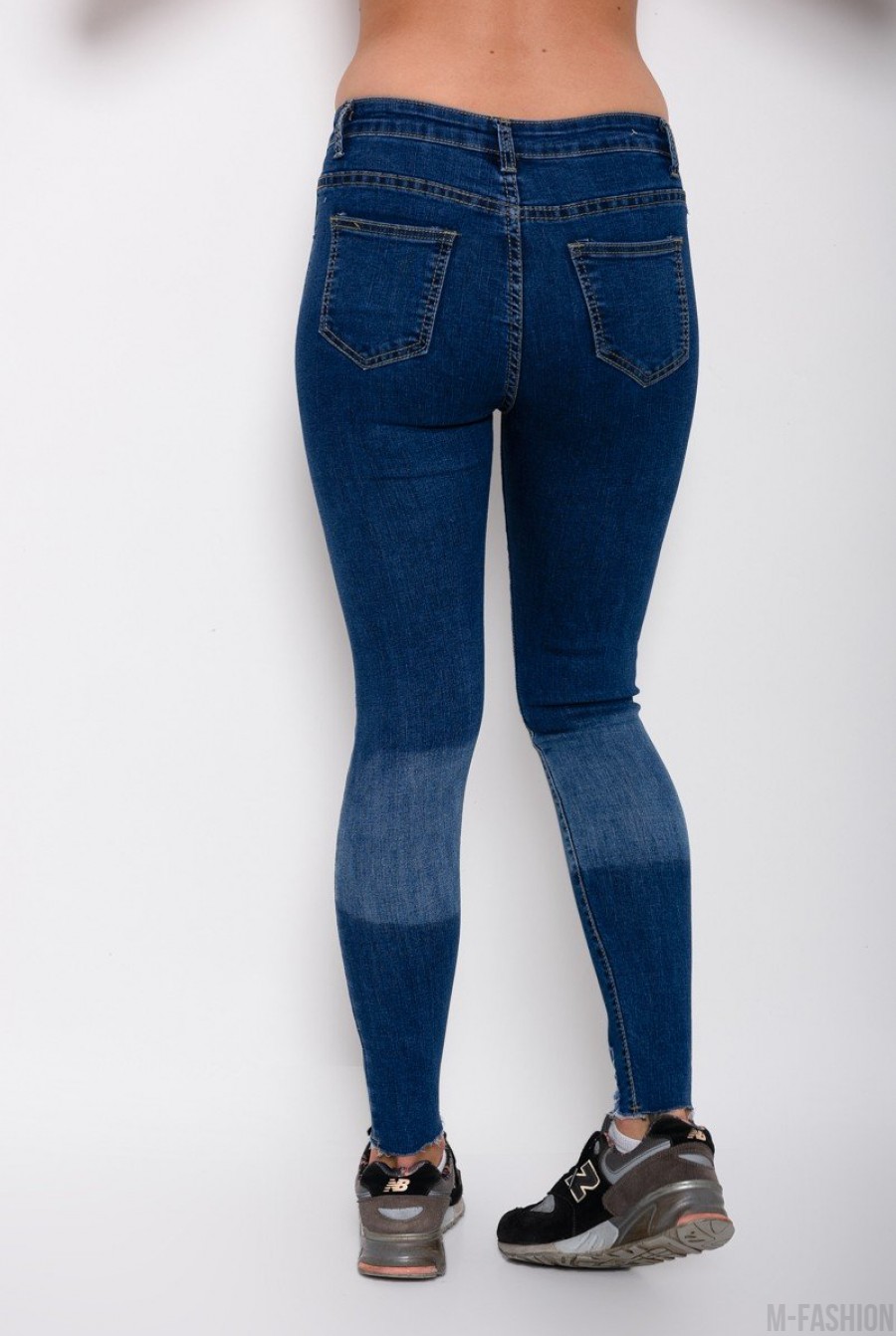 Синие джинсы скинни с грубым срезом и выбеленными местами- Фото 3