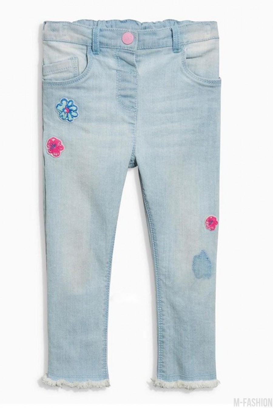 Светло-голубые джинсы с бахромой и нашивками- Фото 2