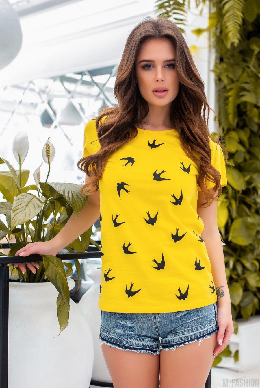 Желтая футболка из трикотажа с птичьим принтом- Фото 2