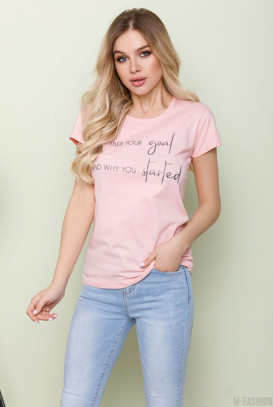 Розовая футболка декорированная надписями - Фото 1