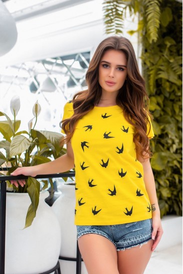 Желтая футболка из трикотажа с птичьим принтом