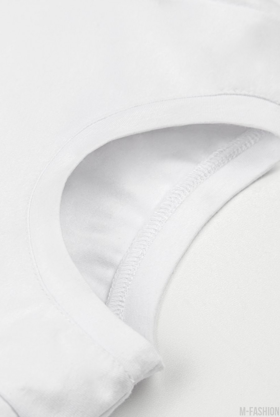 Белая котоновая футболка с короткими рукавами и принтом- Фото 5