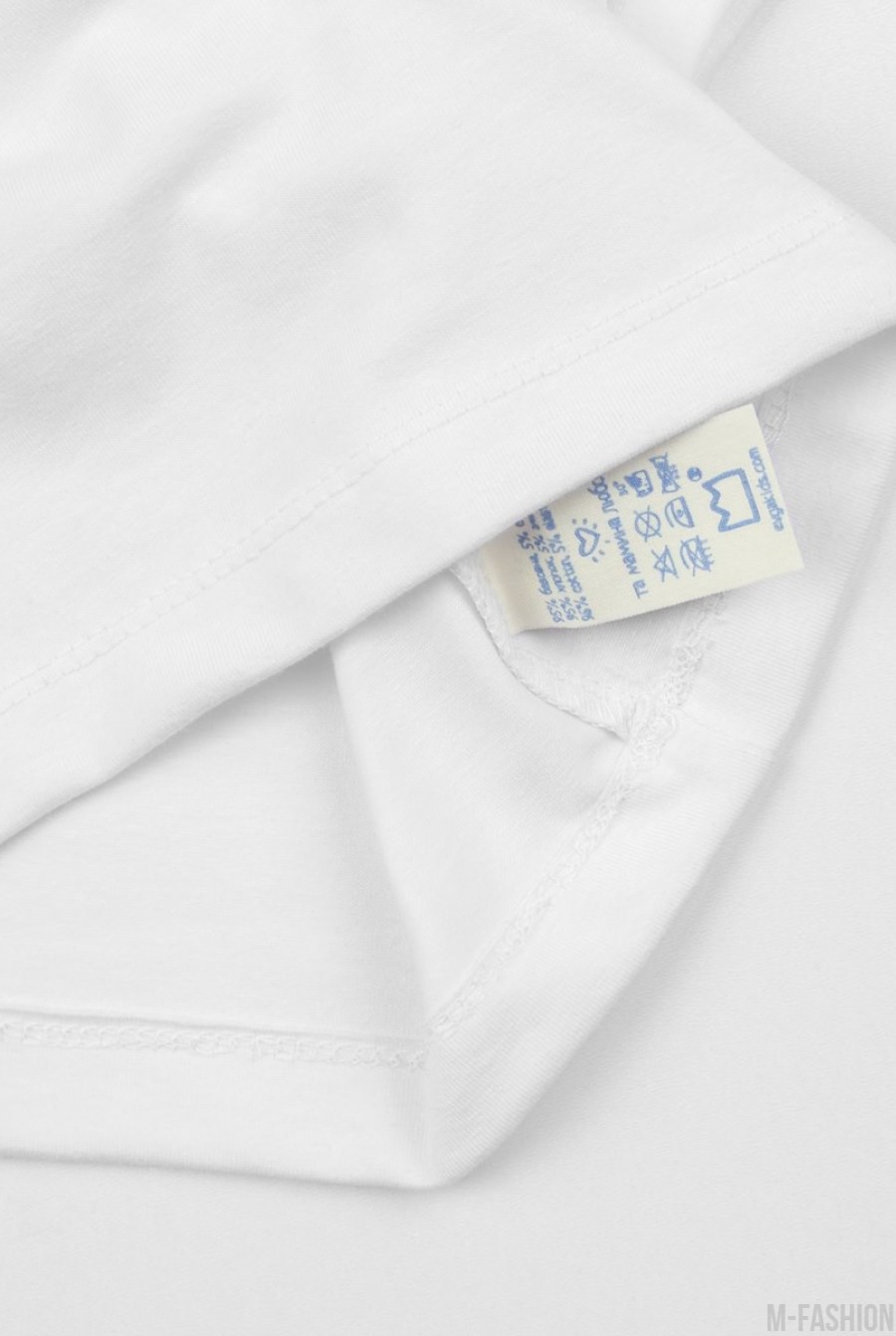 Белая котоновая футболка с короткими рукавами и принтом- Фото 6