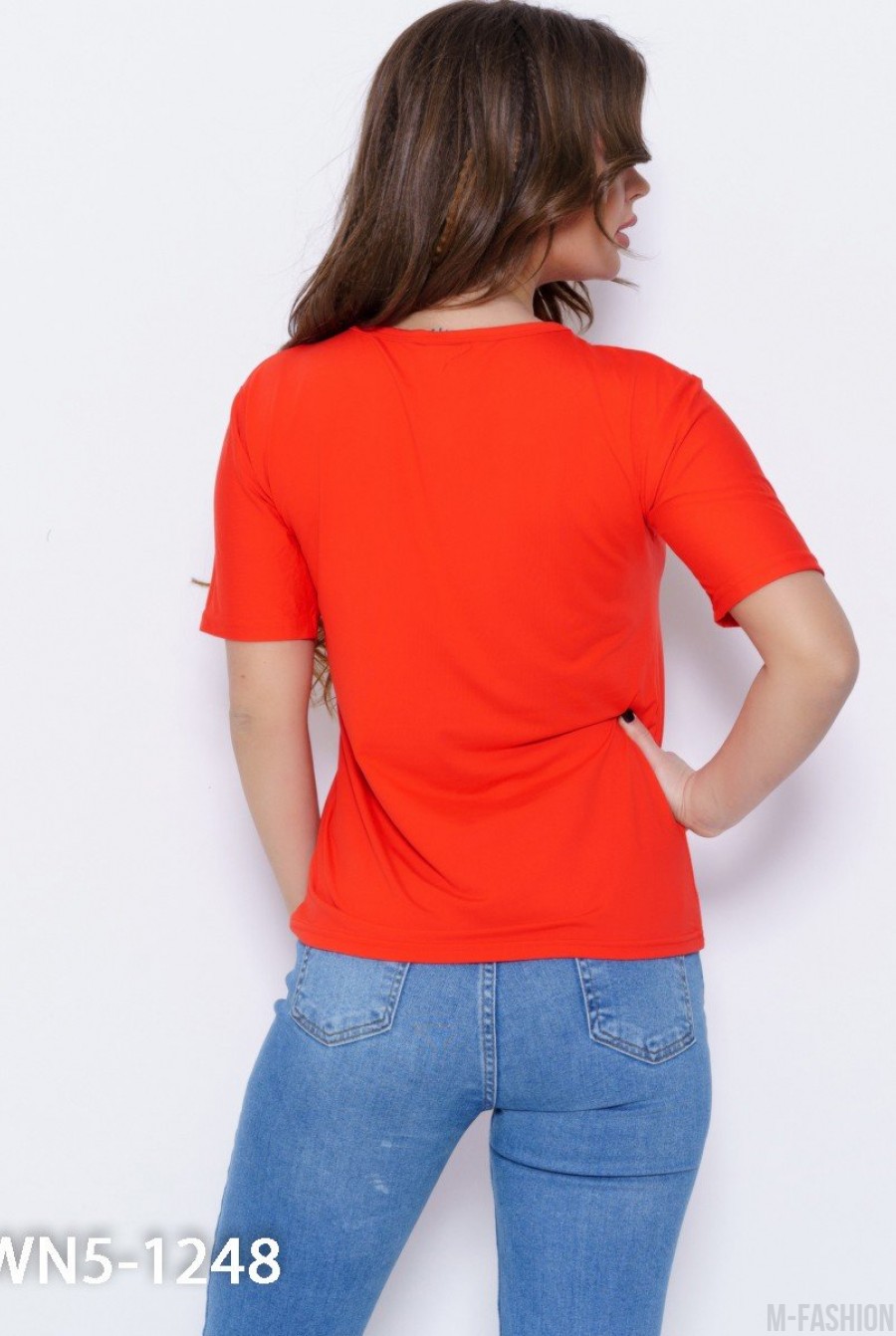 Красная трикотажная футболка с ярким принтом- Фото 3