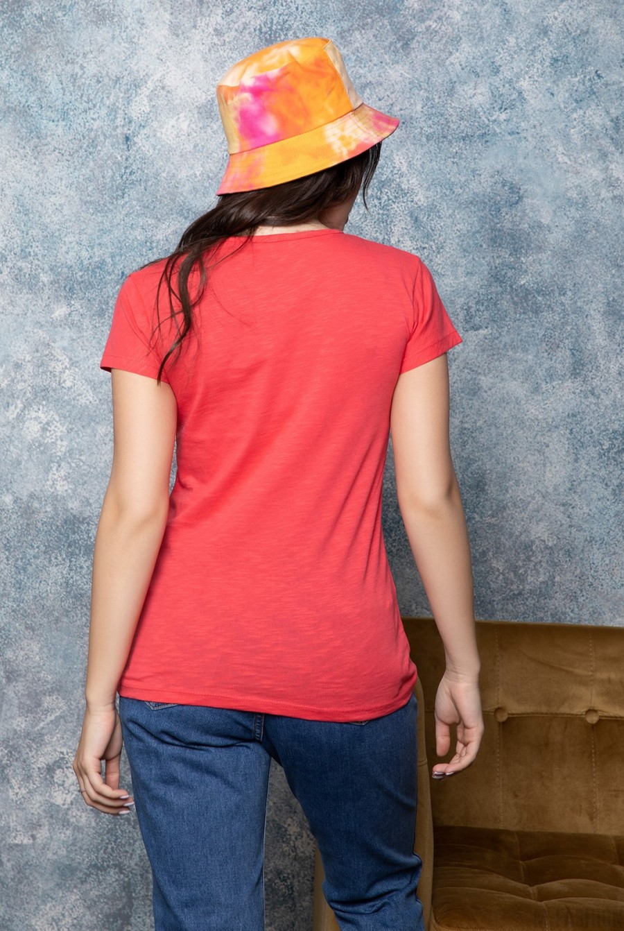 Малиновая футболка с цветным принтом- Фото 3