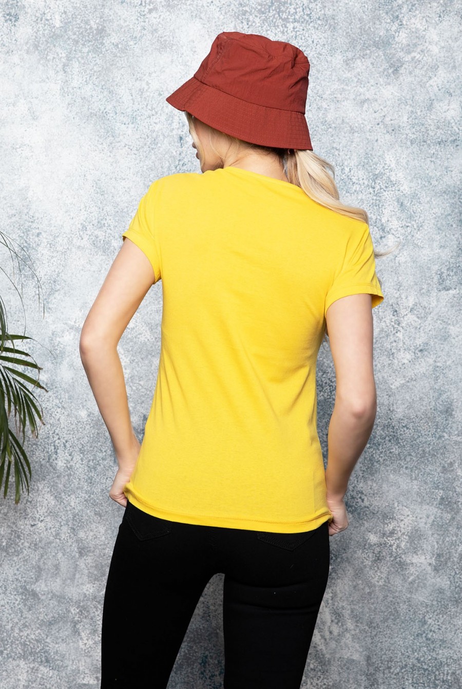 Желтая футболка с крупным цветным принтом- Фото 3