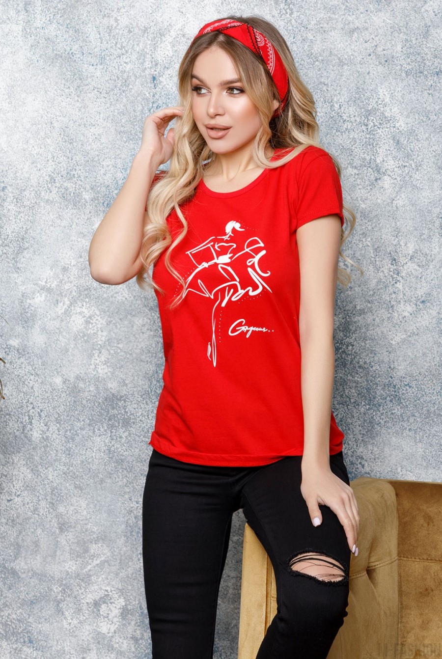 Красная трикотажная футболка с принтом - Фото 1