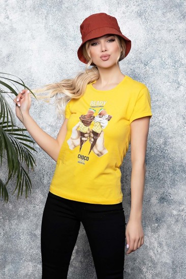 Желтая футболка с крупным цветным принтом