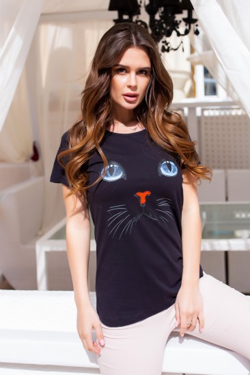Черная трикотажная футболка с кошачьими глазками