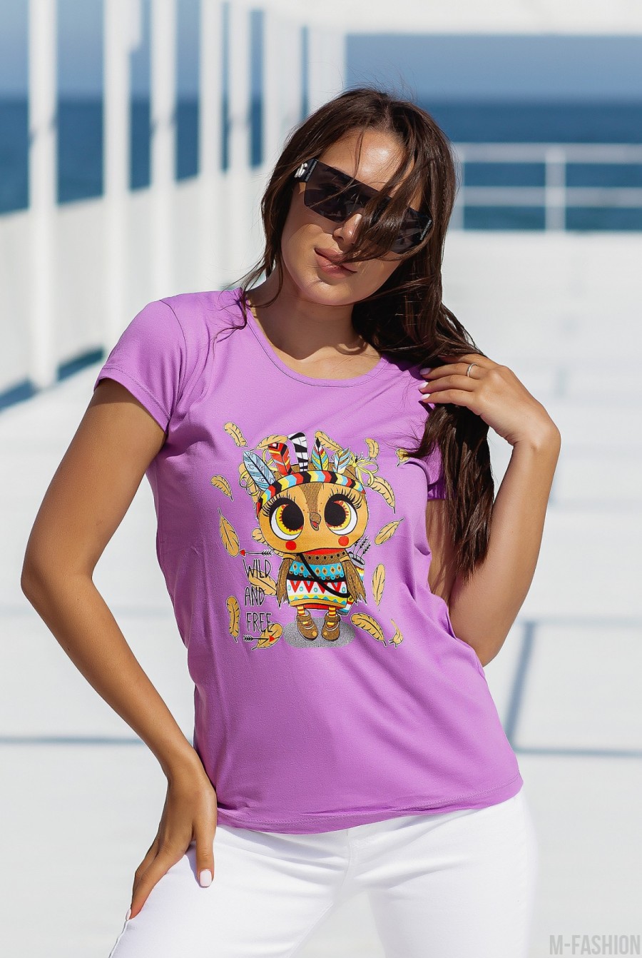 Сиреневая хлопковая футболка с яркой совушкой - Фото 1