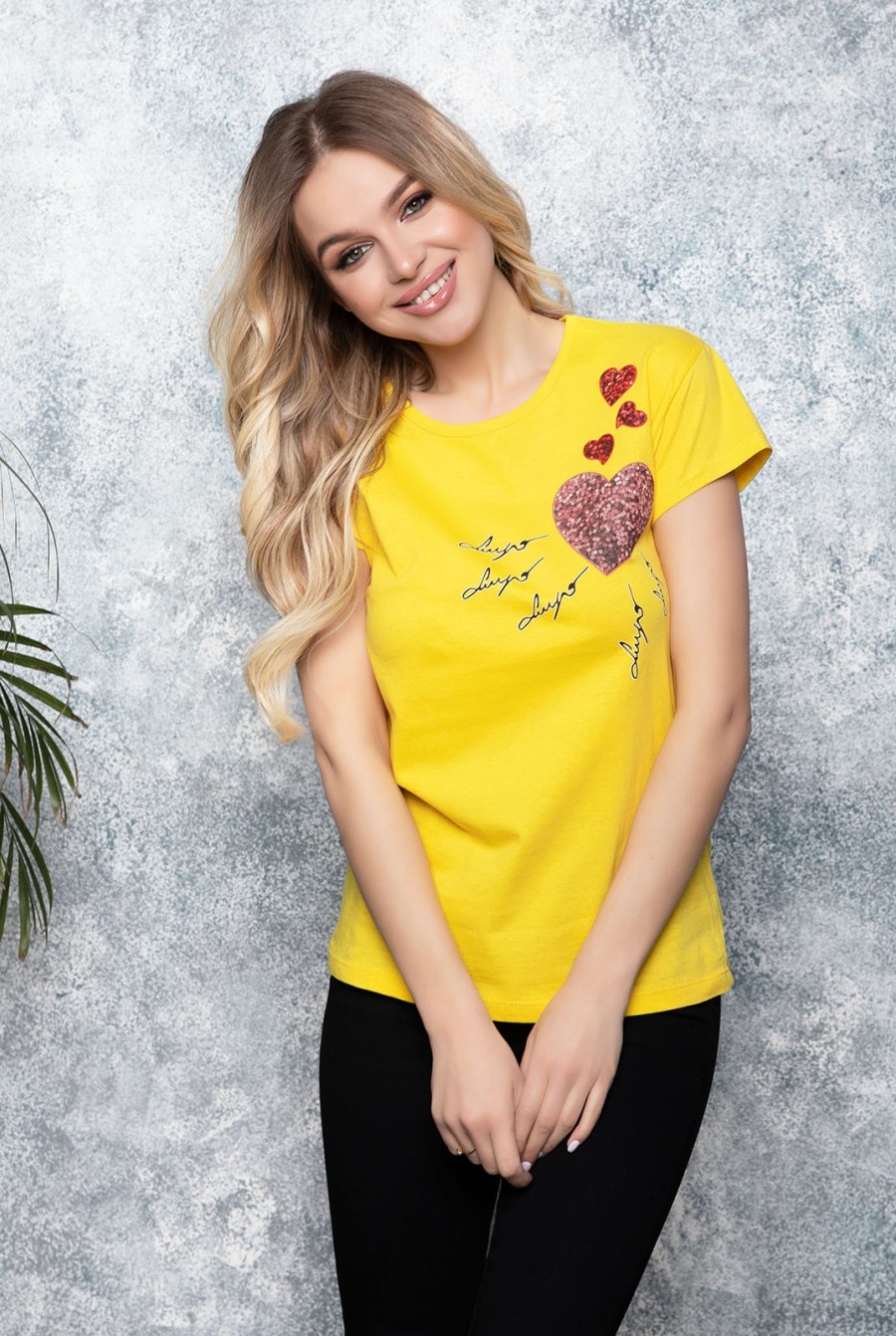 Желтая трикотажная футболка с рисованными пайетками - Фото 1