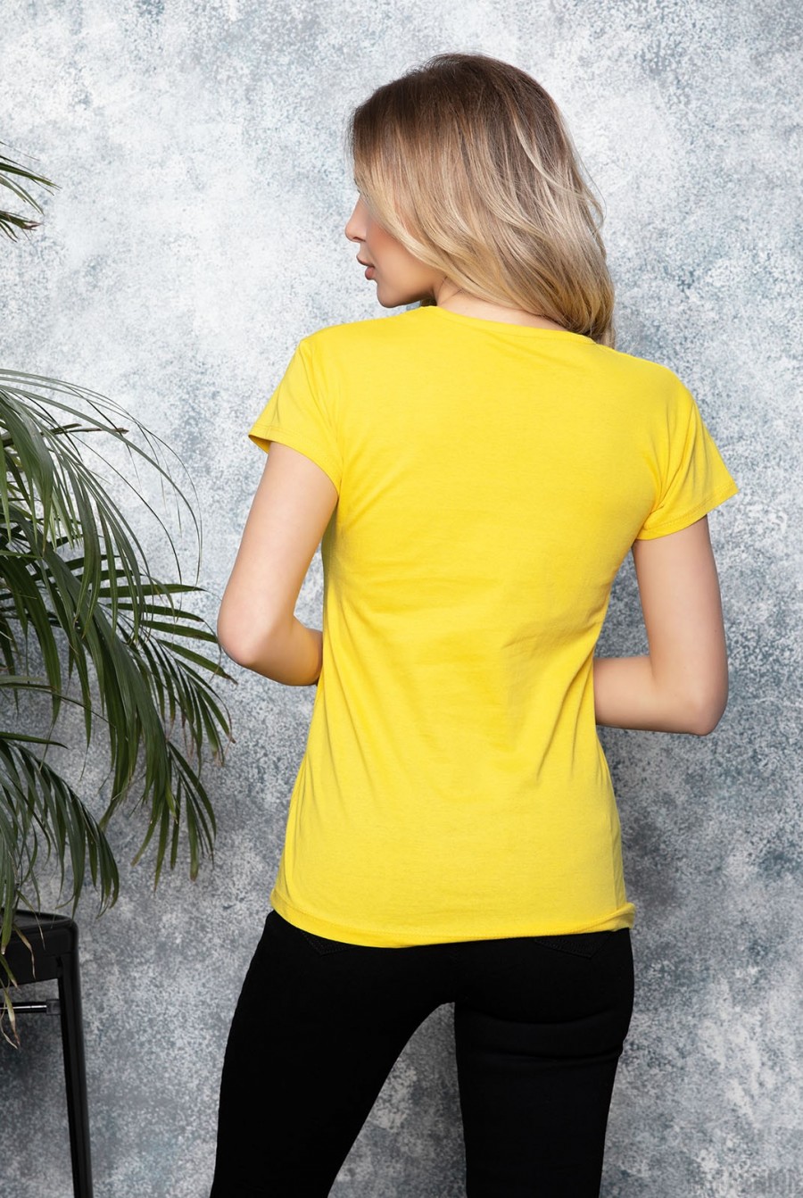 Желтая трикотажная футболка с рисованными пайетками- Фото 3