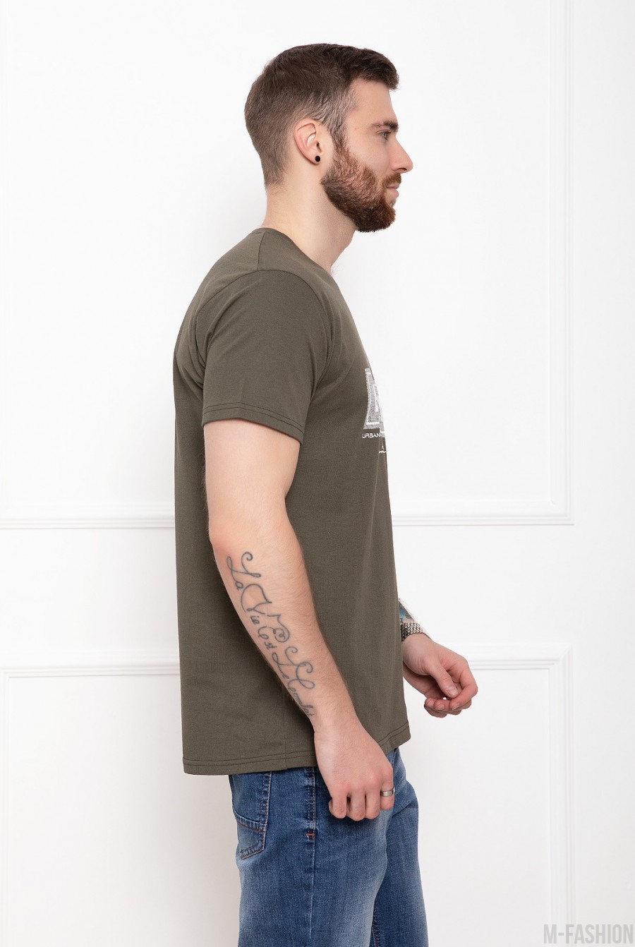 Трикотажная футболка цвета хаки с надписями- Фото 2