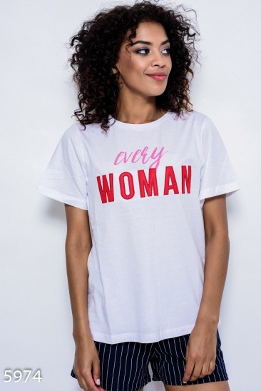 Белая трикотажная футболка свободного кроя с красным принтом every WOMAN