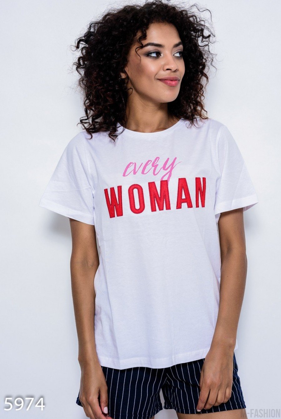 Белая трикотажная футболка свободного кроя с красным принтом every WOMAN - Фото 1