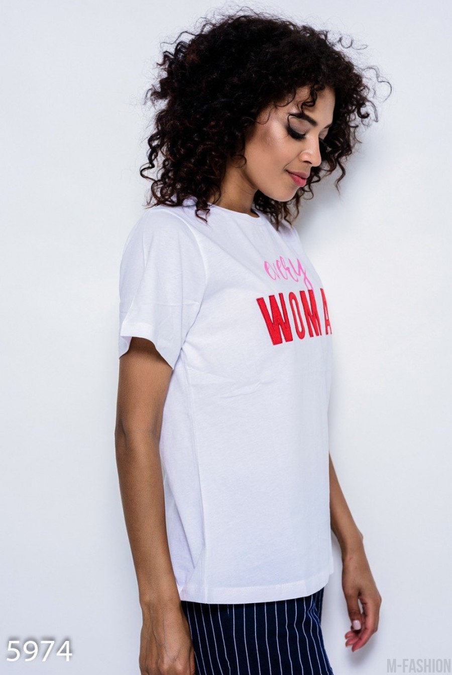Белая трикотажная футболка свободного кроя с красным принтом every WOMAN- Фото 2