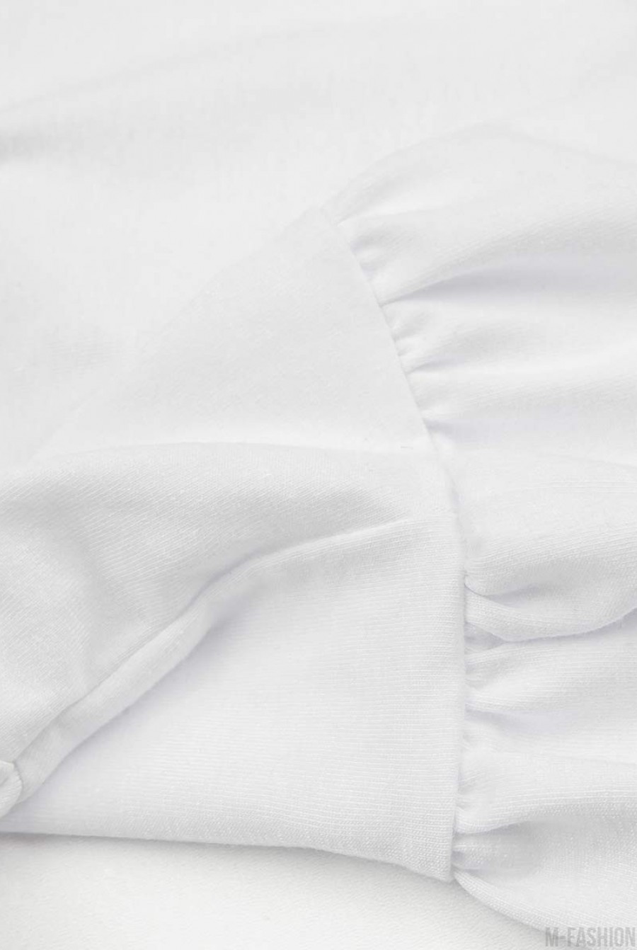 Хлопковая белая футболка с баской и принтом- Фото 5