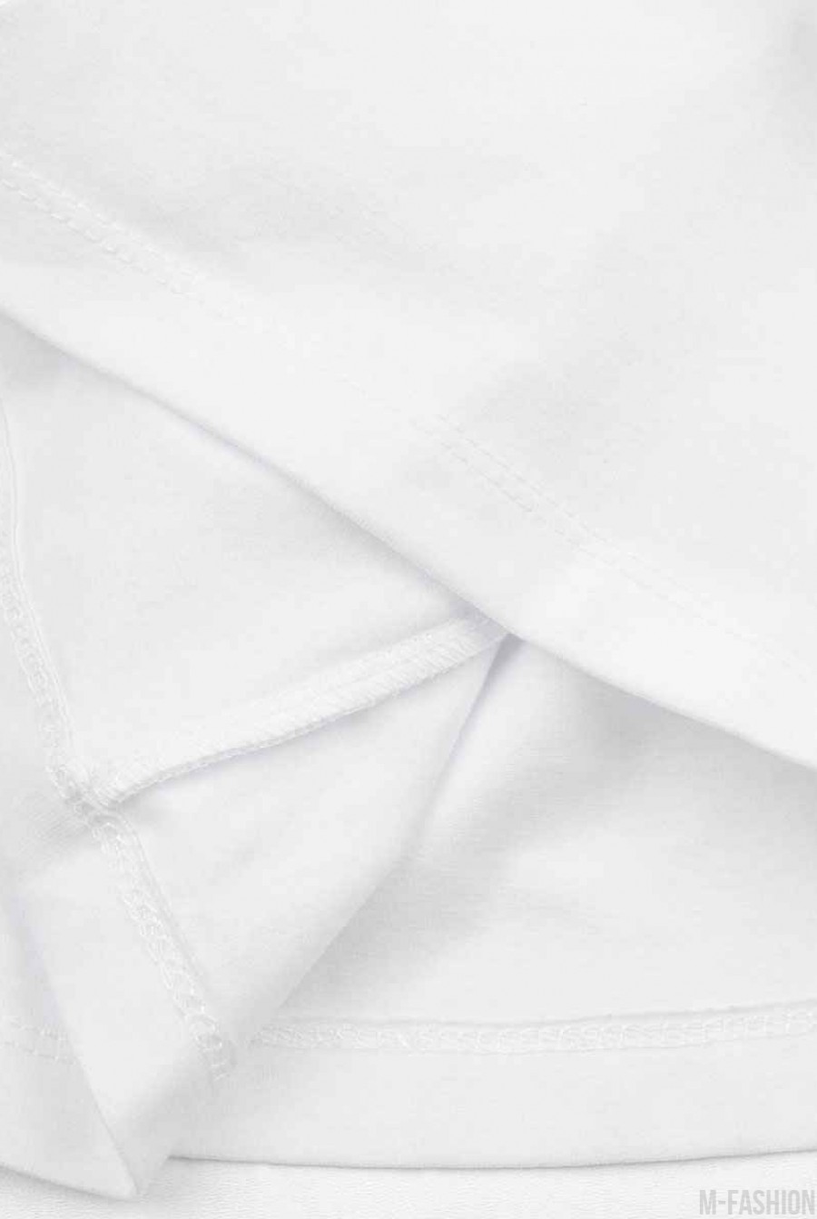 Хлопковая белая футболка с баской и принтом- Фото 6