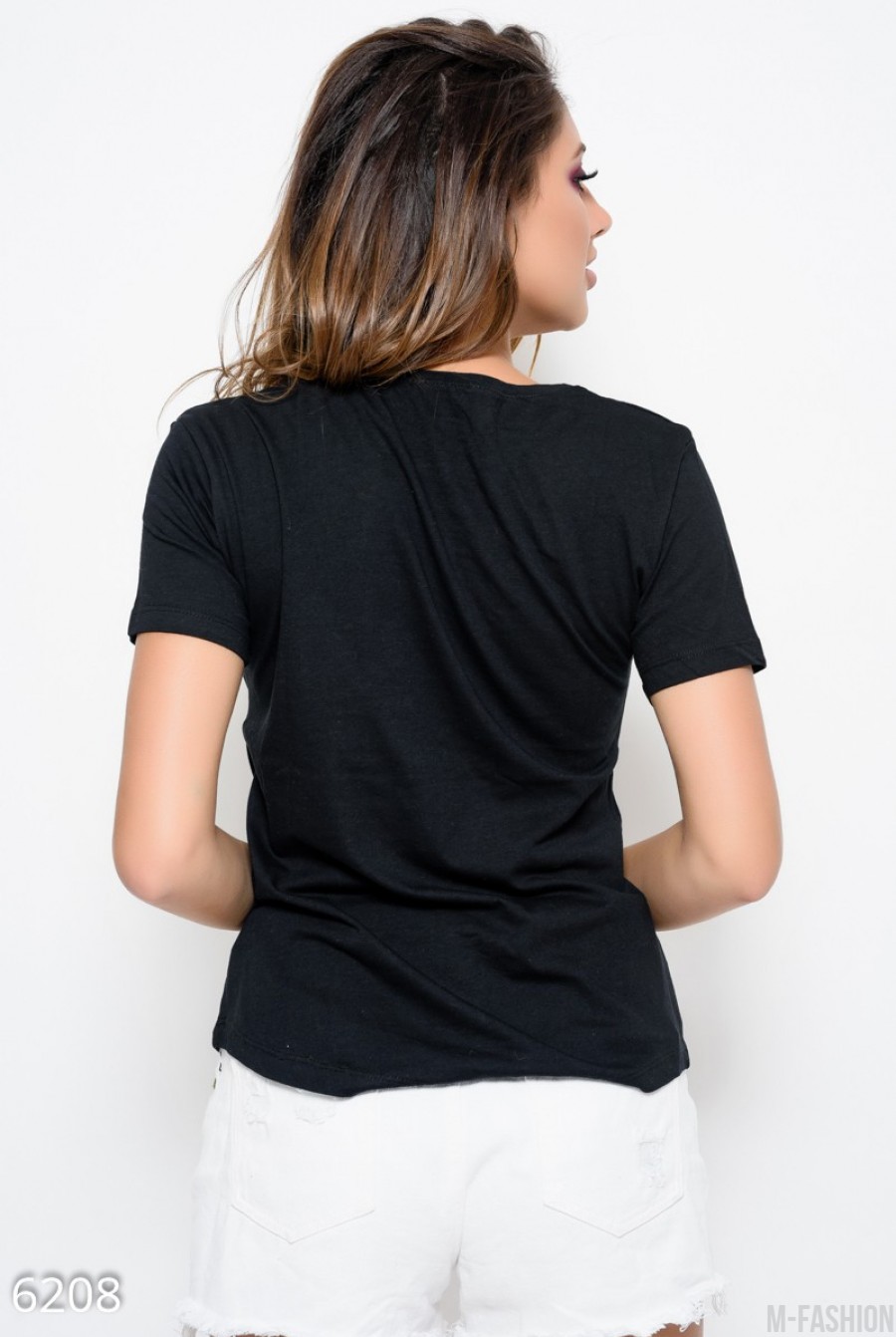 Черная трикотажная футболка с принтом на груди, украшенным кисточками и стразами- Фото 3