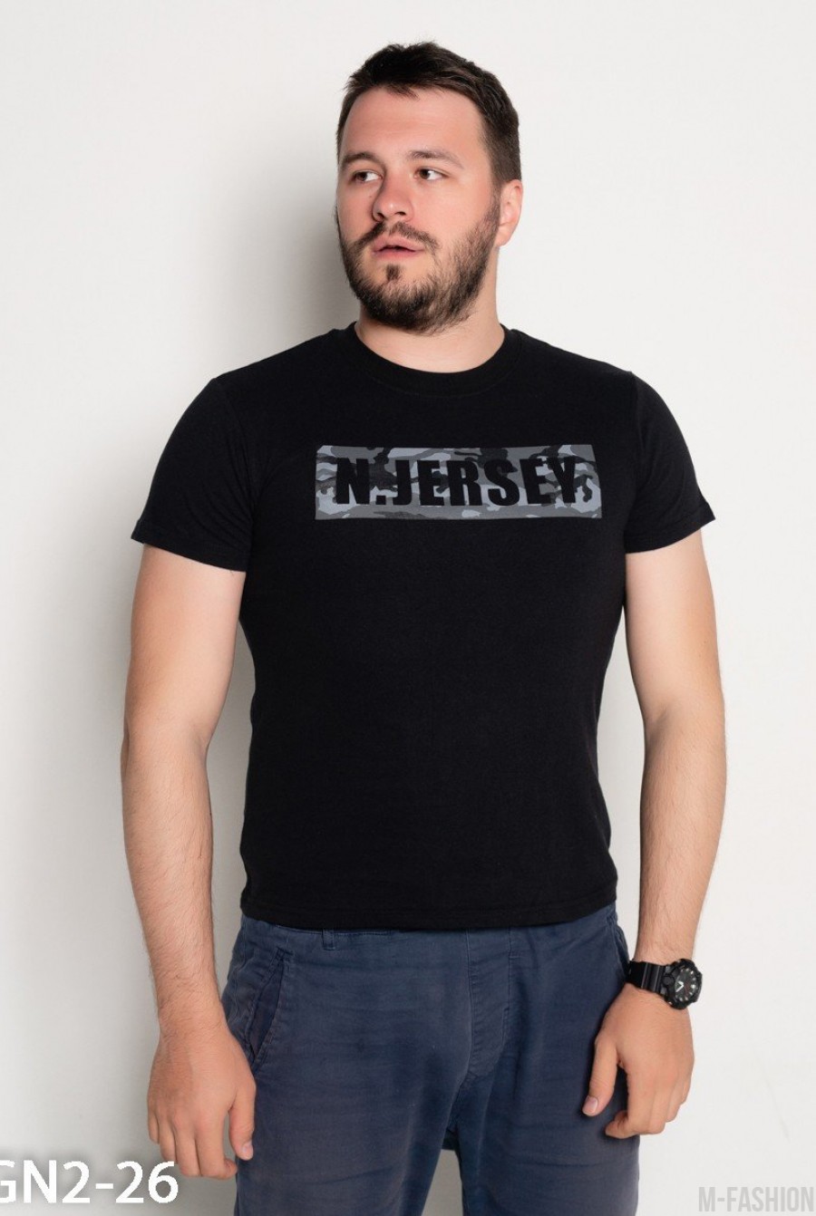 Черная мужская футболка с камуфляжным принтом - Фото 1