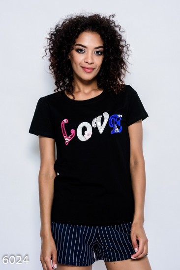 Черная летняя трикотажная футболка с нашивками LOVE в пайетках, бусинах и стразах