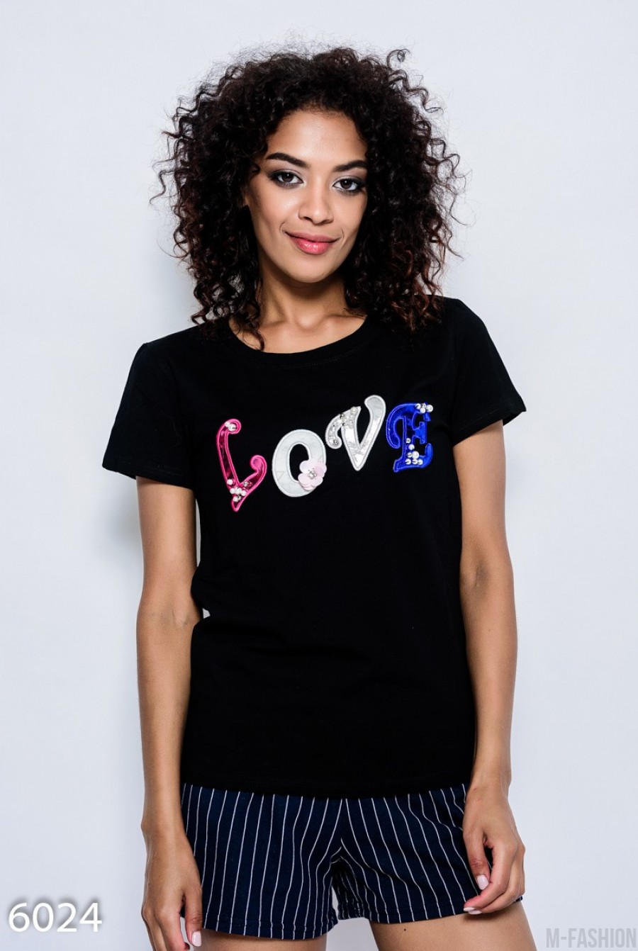Черная летняя трикотажная футболка с нашивками LOVE в пайетках, бусинах и стразах - Фото 1