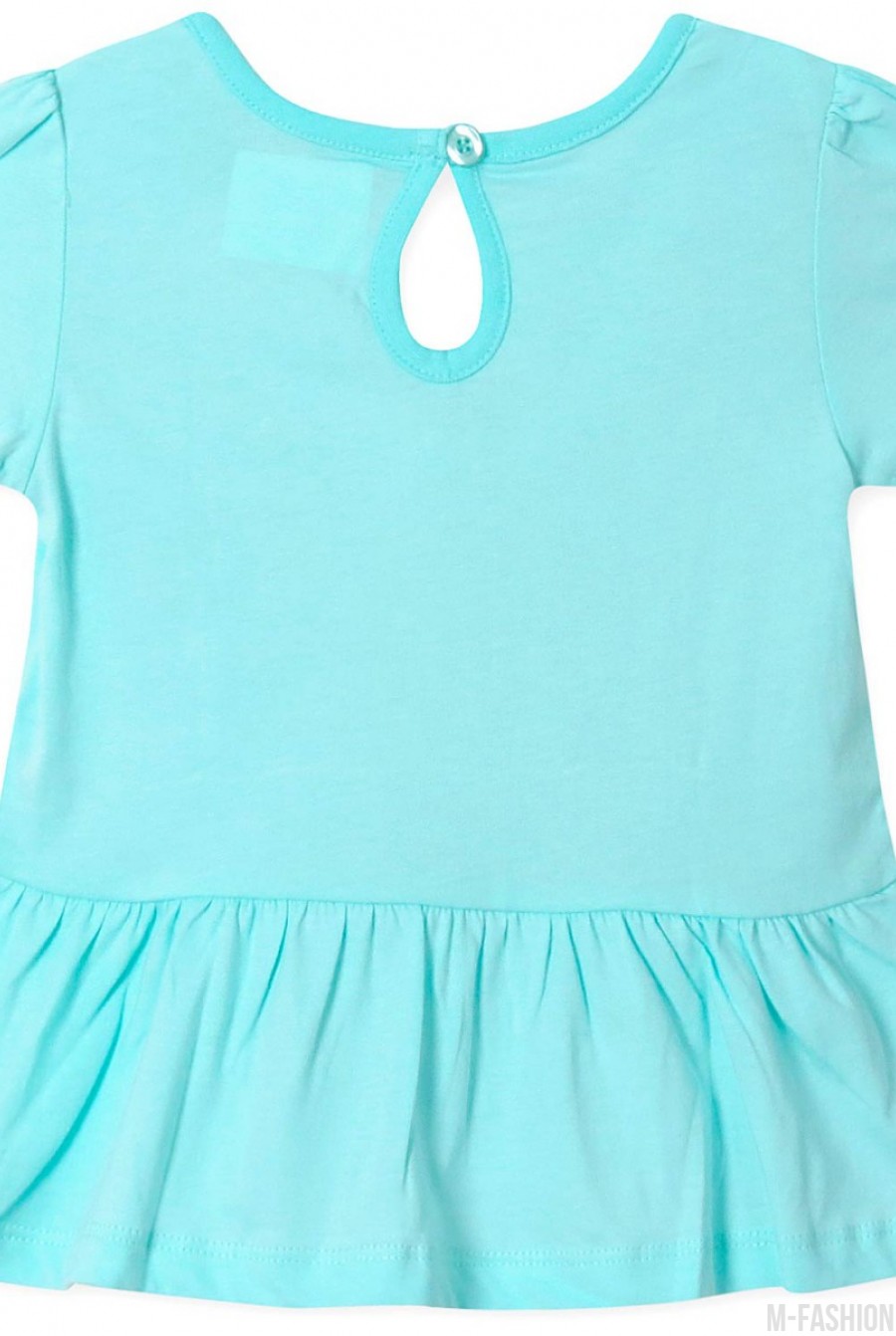 Голубая котоновая футболка с аппликацией, воланом по подолу и пуговицей на спине- Фото 3