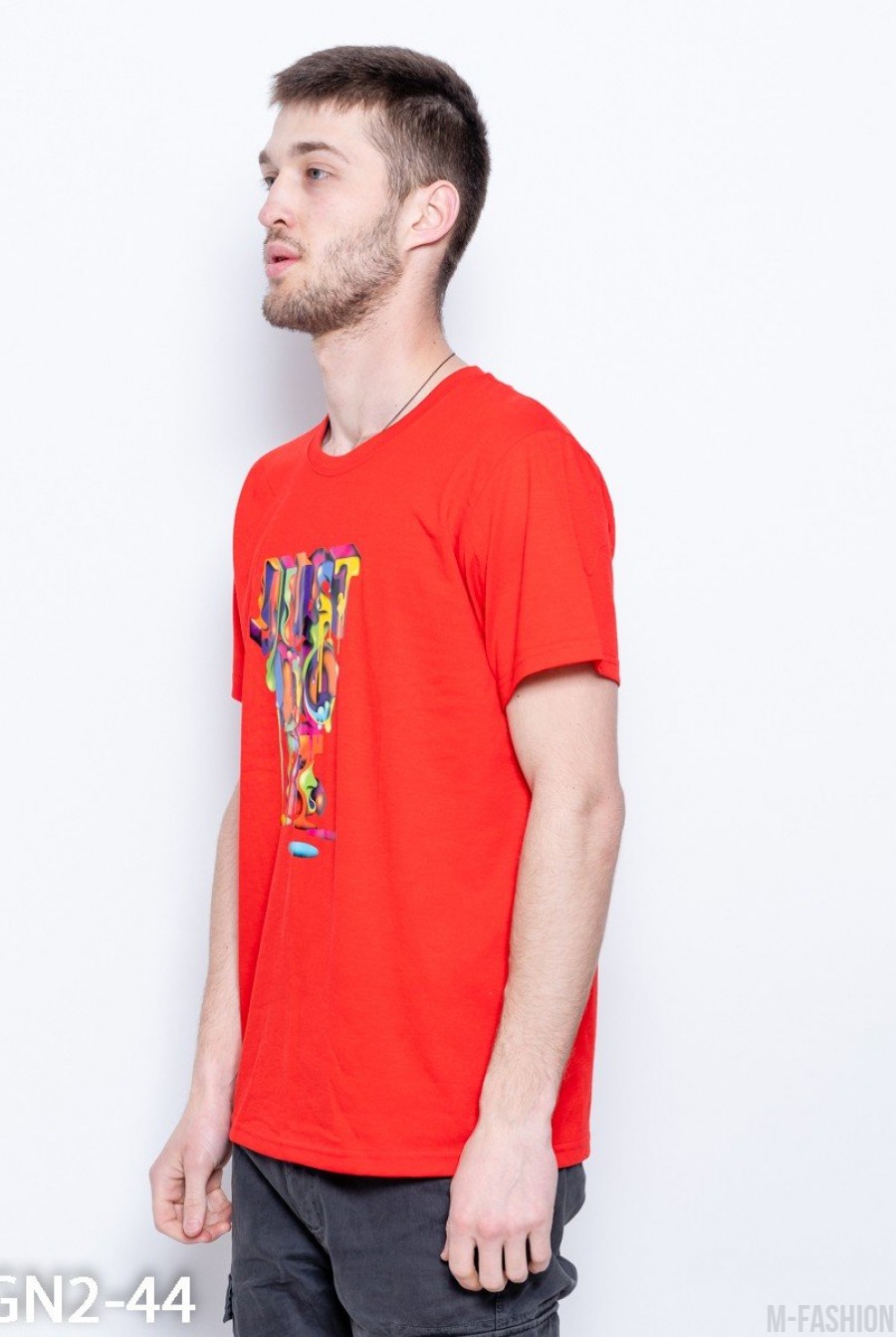 Красная тонкая трикотажная футболка с ярким принтом- Фото 2